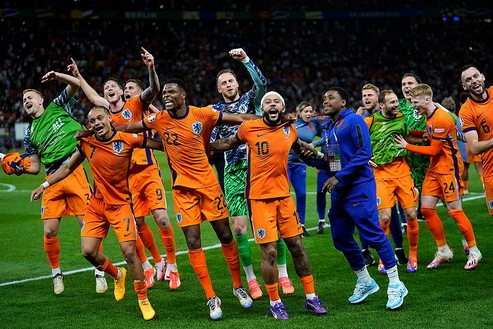 | Photo: AP/Ebrahim Noroozi : Netherlands players celebrate their win against Turkey